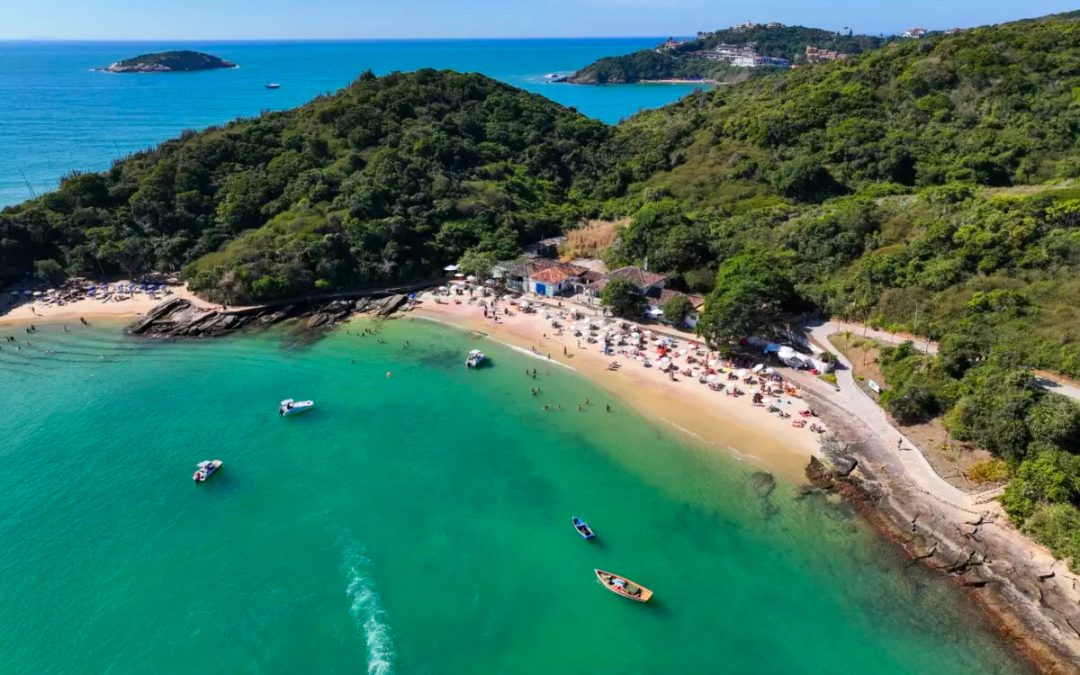 Vista aérea das praias Azeda e Azedinha, com mar verde e vegetação em Búzios.
