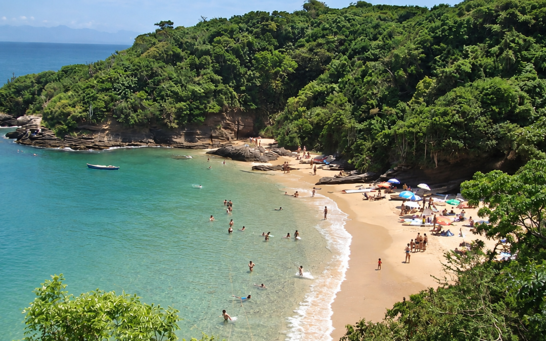 Enseada da Praia de João Fernandinho em Búzios, cercada por vegetação e costões.